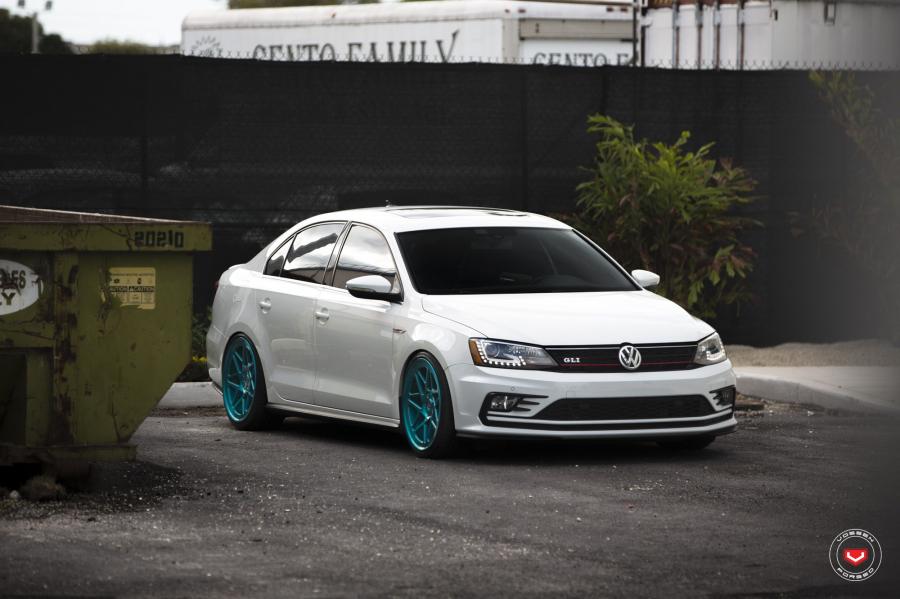  Volkswagen Jetta GLI on Vossen Wheels (LC-109T) 2018 года  (фото 2 из 23)
